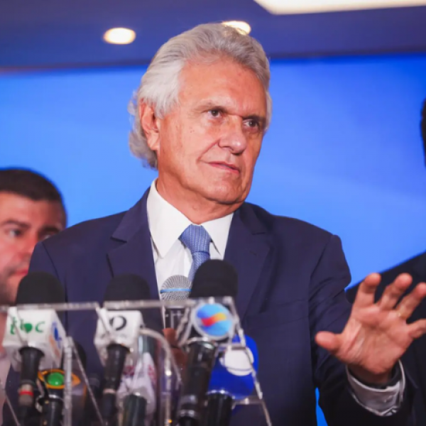 Contaminado por Vorcaro não pode ser presidente, diz Caiado, que nega indireta a Flávio Bolsonaro