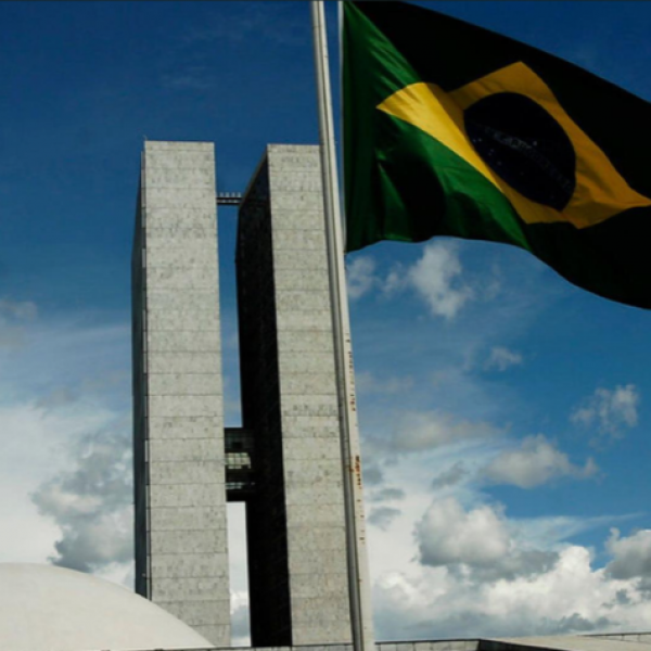 Proposta de Flávio Bolsonaro para acabar com reeleição e ampliar mandato gera debate jurídico