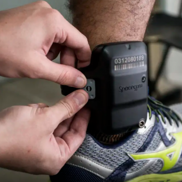 Audiências de custódia virtuais reduzem proteção de direitos e enfraquecem combate à violência policial, aponta estudo