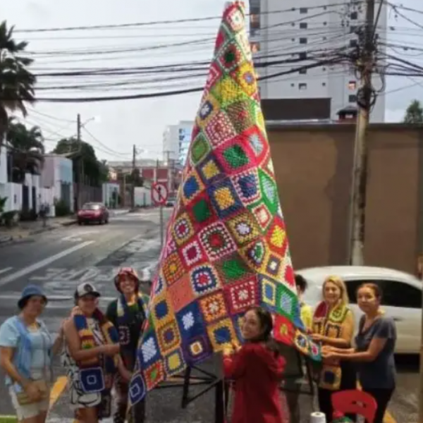 Árvore de Natal feita de crochê reúne trabalho de 140 voluntários em Anápolis