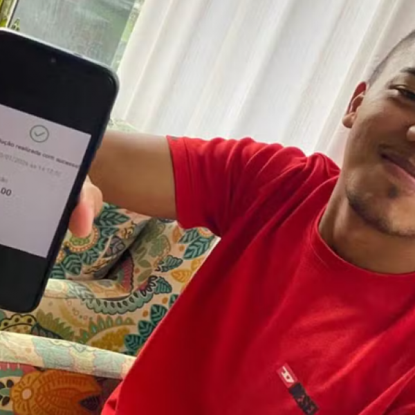 Estudante que devolveu PIX de R$ 200 mil consegue emprego após repercussão do caso