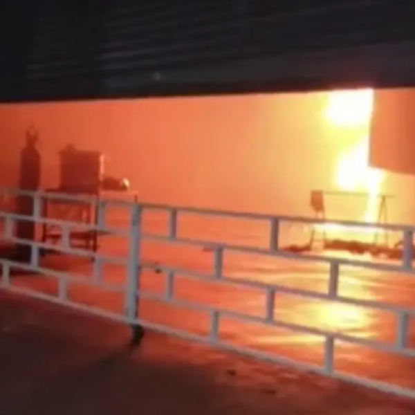 Incêndio destrói galpão de ônibus e equipamentos de shows em Goiânia