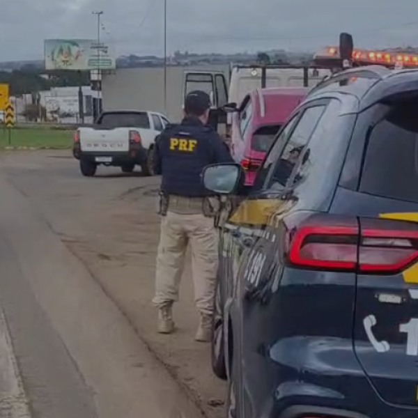 PRF apreende veículo com inúmeras infrações na BR-060