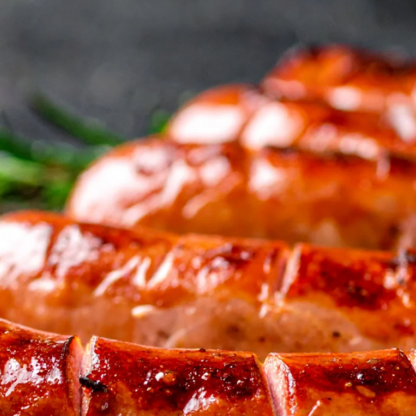 Família encontra vidro em linguiça e Justiça condena supermercado