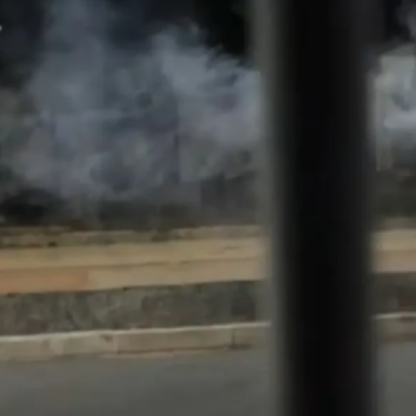 Jovens fazem guerra com fogos e um fica ferido em Goiânia