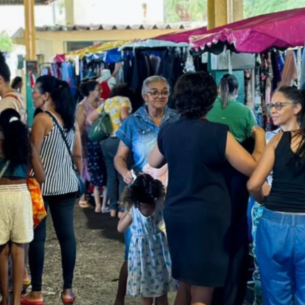 Feira Cabide Rosa reúne 40 brechós e adoção de pets