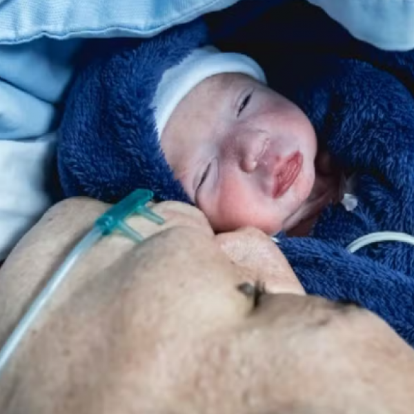 Grávida com câncer antecipa parto e dá à luz em Goiânia