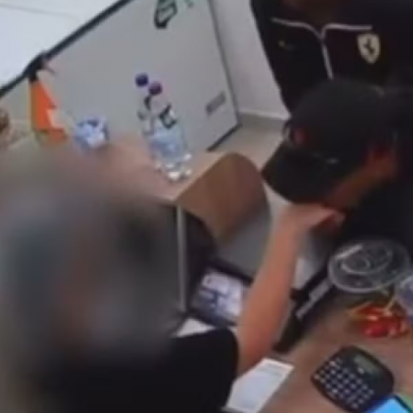 Assaltante rouba sorveteria e beija funcionária durante crime em Cidade Ocidental
