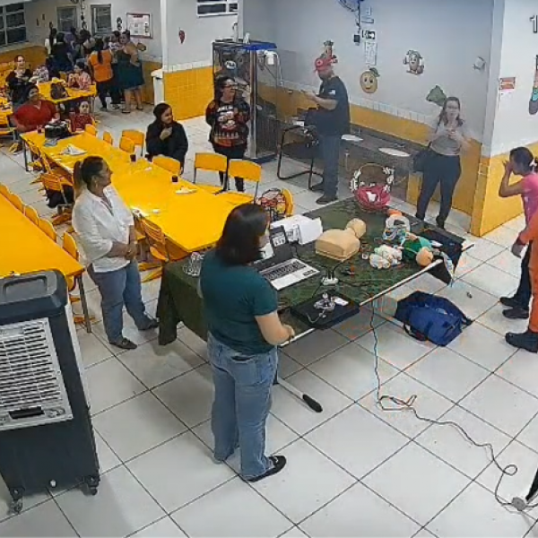 Vídeo flagra ação rápida de bombeiros que salvaram servidora engasgada em Acreúna