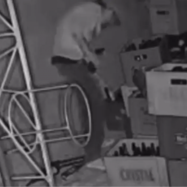 Homem é flagrado furtando cervejas e acaba preso em Pirenópolis