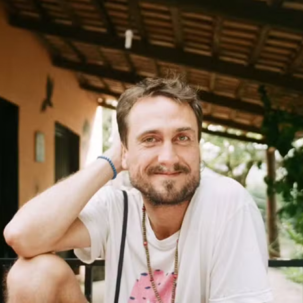 Ator troca novelas por ônibus e vida simples em Goiás