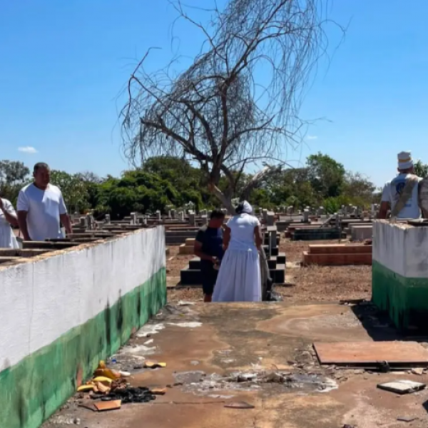 Dezenas de filhos de santo se reúnem para limpar cemitério em Luziânia