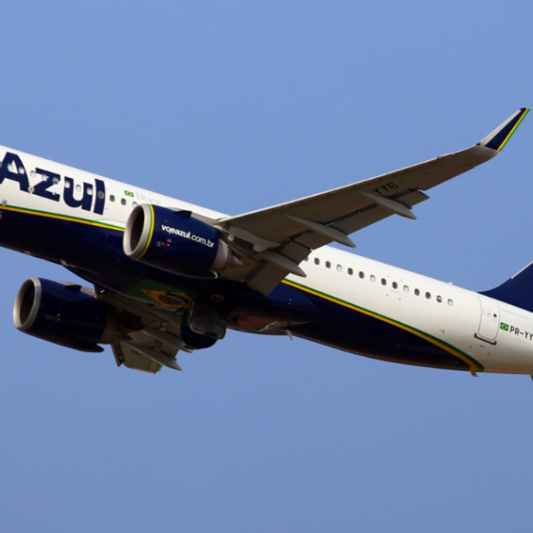 Azul é condenada a pagar R$ 10 mil a adolescente