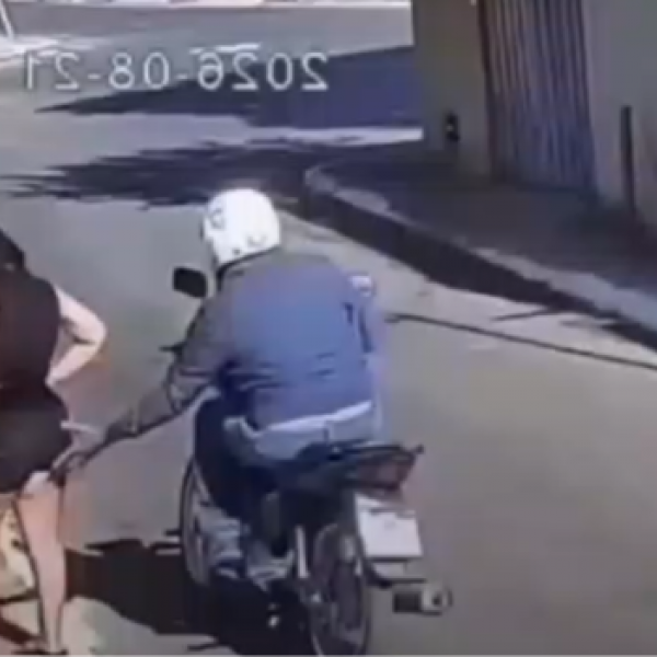 Motociclista é flagrado apalpando mulher em rua de Goiânia