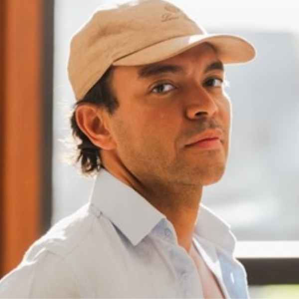 Thiago Brava estreia no teatro com show de humor em Goiânia