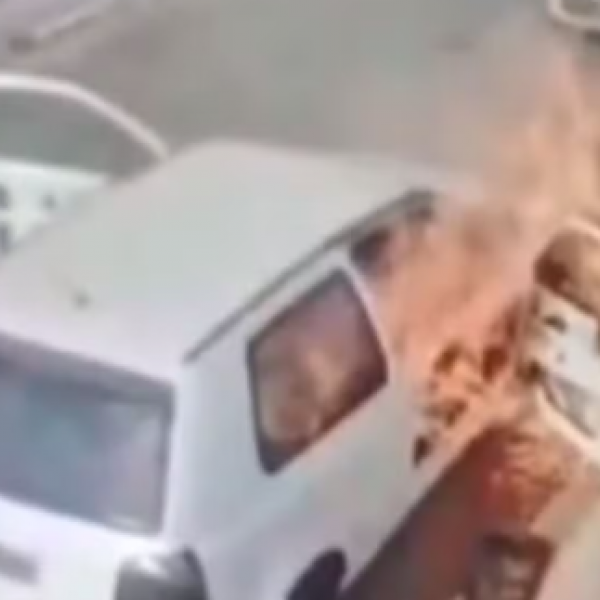 Homem sai se arrastando de carro após veículo pegar fogo em Cezarina