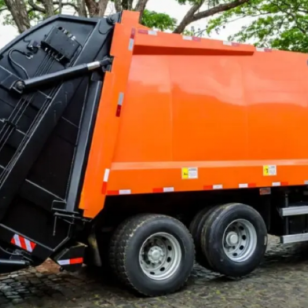 Motorista de coleta de lixo ganha R$ 5 mil por refeição no caminhão