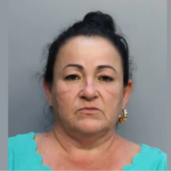 Mulher é presa após jogar balde de fezes em vizinha