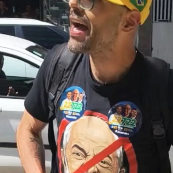 Deputado mostra arma em discussão com militantes do PSOL