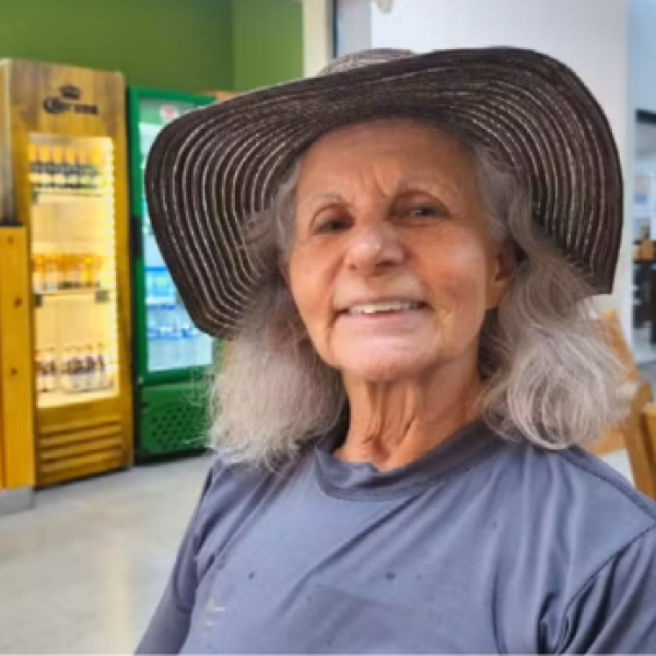 Professora da UFG, de 79 anos, é atacada com vidro em Goiânia