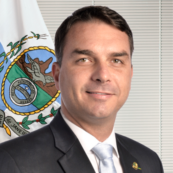 Flávio Bolsonaro descumpre prazo do STF e PF cancela passaporte