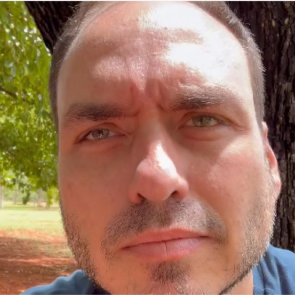 Carlos Bolsonaro relata pedido de desculpas ao pai durante visita