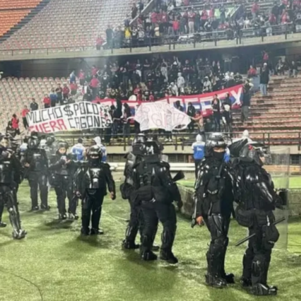 Confusão nas arquibancadas cancela jogo entre Flamengo e Independiente Medellín pela Libertadores