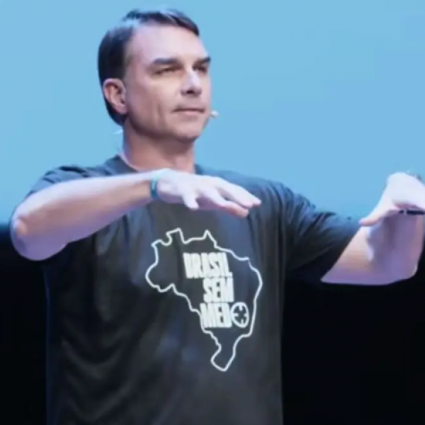 Flávio Bolsonaro apresenta plano de segurança com castração química para estupradores e redução da maioridade penal