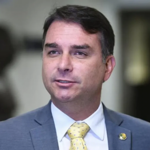 Flávio Bolsonaro diz que pretende usar maioria no Congresso para mudar a Constituição se for eleito