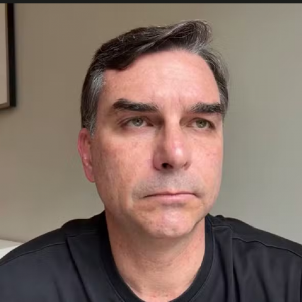 Flávio Bolsonaro aposta em discurso patriótico para rebater Lula e ampliar apoio à direita