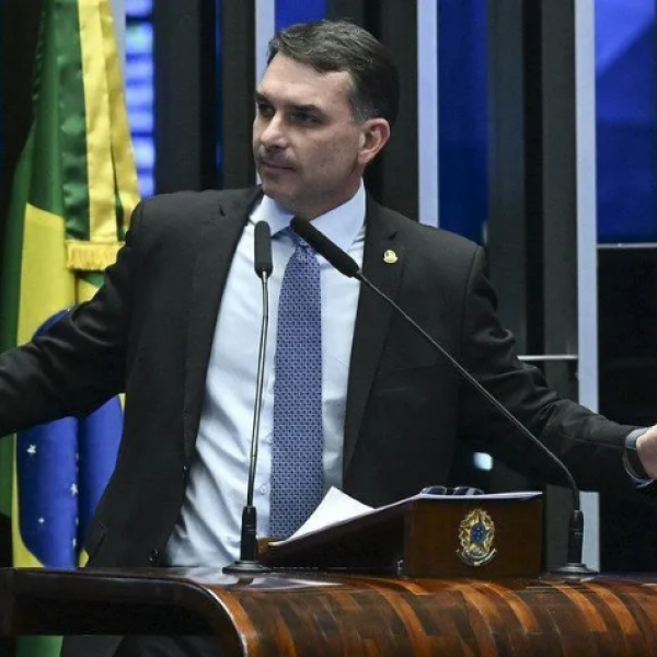 Em Buenos Aires, Flávio Bolsonaro diz que Brasil é a 