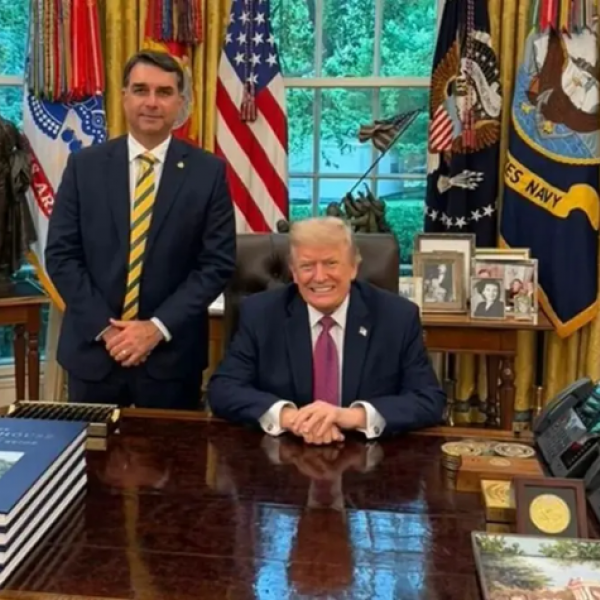 Flávio Bolsonaro se reúne com Trump na Casa Branca