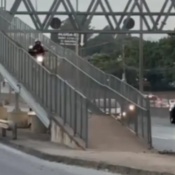 Motociclista é multado em R$ 880 ao trafegar em passarela de pedestres na BR-153, em Goiânia
