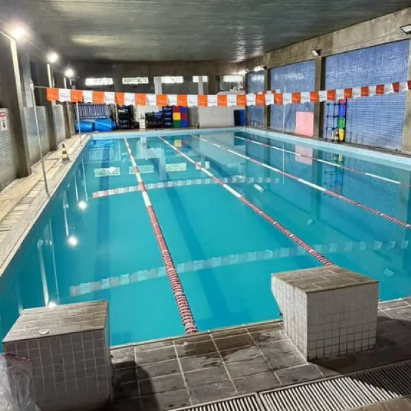 Especialista alerta para riscos do cloro em piscinas após morte de professora em academia de SP