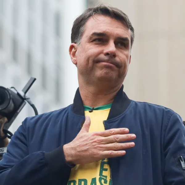 Propaganda de Flávio Bolsonaro vai ao ar sem áudio, enquanto programa de Lula é exibido normalmente nesta segunda (12)