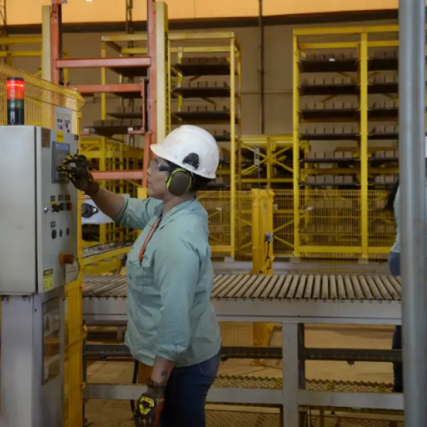 Redução da jornada para 40 horas teria impacto inferior a 1% em grandes setores, aponta Ipea