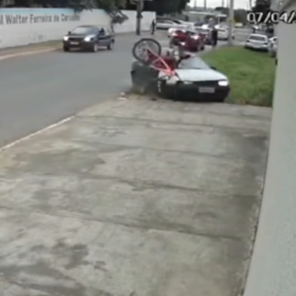 Motorista morre ao volante, provoca acidentes e atropela ciclista em Senador Canedo