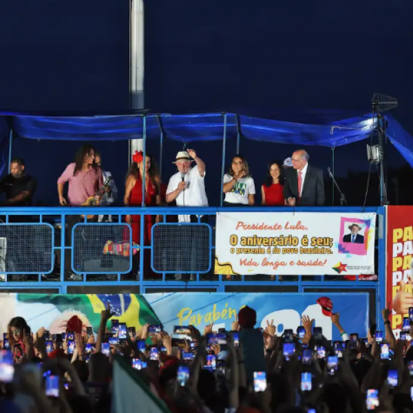 Lula chama saída de Flávio Bolsonaro do Brasil de 