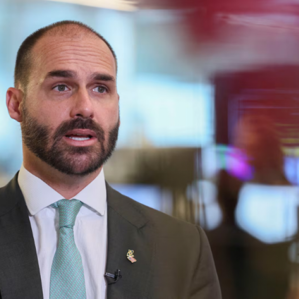 Eduardo Bolsonaro é demitido da Polícia Federal por abandono de cargo