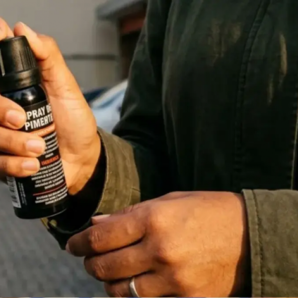 Mulheres passam a poder comprar spray de pimenta para defesa pessoal; veja o que muda com a nova lei