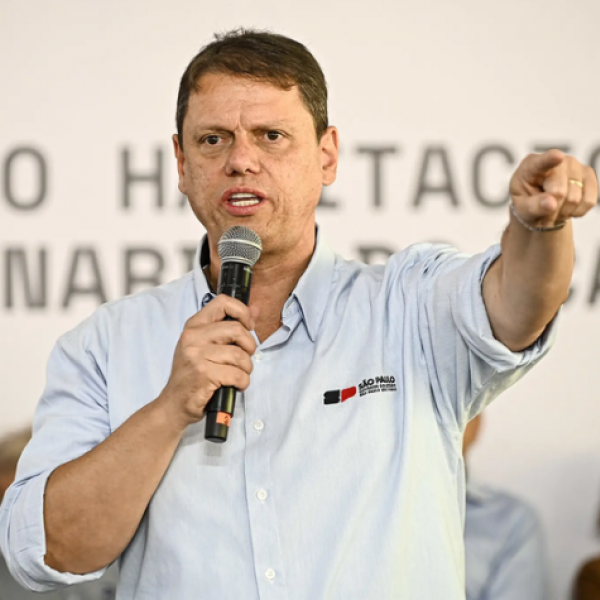 Tarcísio reconhece vitória de Lula, mas questiona condução das eleições e aponta divisão no país