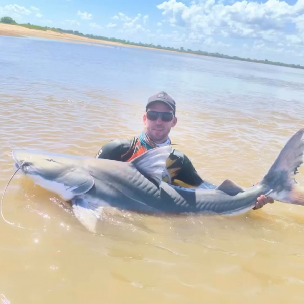 Pescador de Goiás captura piraíba gigante no Rio Araguaia 