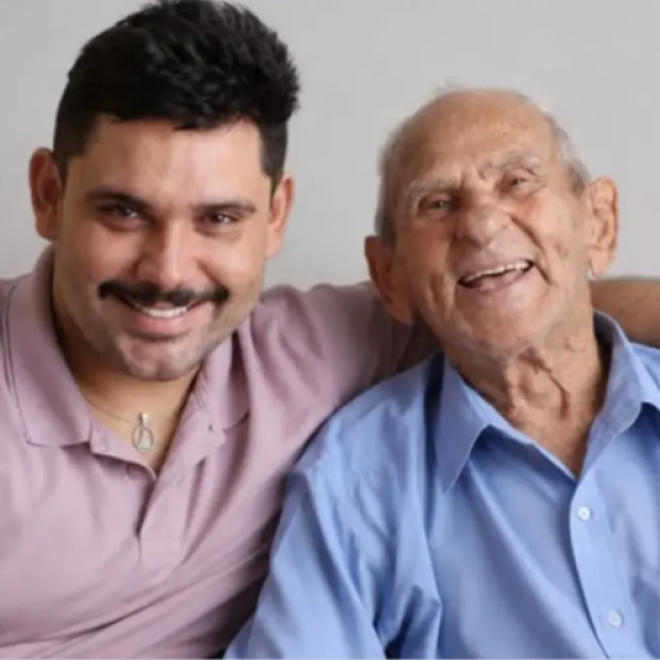 Neto de Vovô Anésio é acusado de usar IA do avô morto para pedir votos e se defende