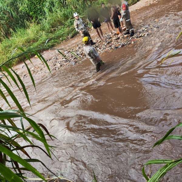 Bombeiros resgatam quatro jovens ilhados após cheia em Goiânia