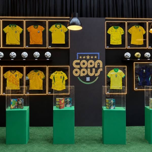 Exposição traz itens históricos do futebol e espaço para troca de figurinhas da Copa
