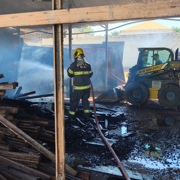 Incêndio em depósito mobiliza bombeiros e chama atenção em Goiânia