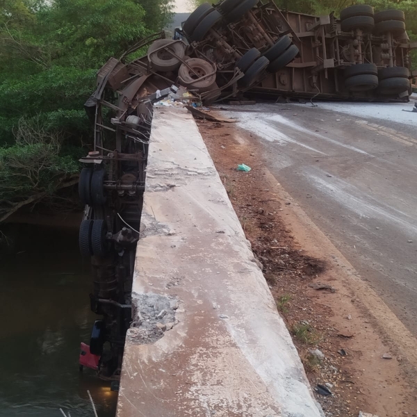 Caminhão tomba sobre ponte e deixa homem ferido em Jataí