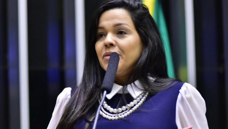 Aliada de Michelle e pivô de crise com Flávio Bolsonaro assume vaga na Câmara dos Deputados