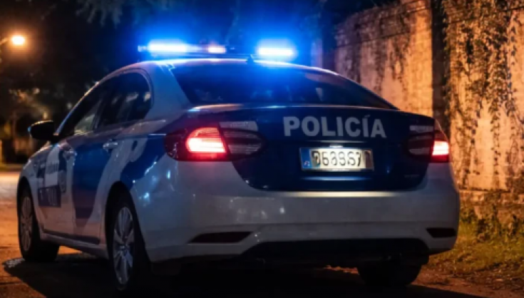 Policial é expulso após ato íntimo em viatura na rua