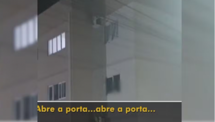 Pai deixa filhos sozinhos e crianças pedem socorro pela janela